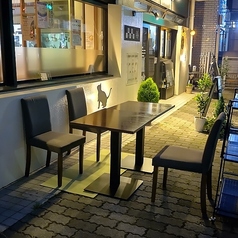 天気の良い日にご利用いただける心地よいお外のお席をご用意いたしました。屋外の開放的なスペースで飲食を楽しめ、ゆったりとした特別な時間をお過ごしいただけます。ワンちゃんや大切なペットと一緒に寛ぐことも可能です。人気のお席となっておりますので事前のご予約も歓迎です。ぜひお電話でお問合せください。