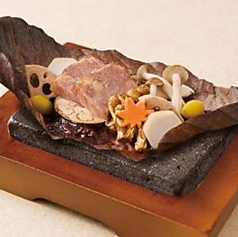 黒毛和牛と茸の朴葉焼き