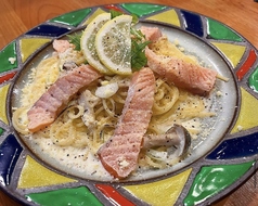 炙りサーモンのレモンクリームパスタ