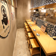 【1人でも利用しやすいカウンター席完備】オシャレな雰囲気のカウンター席もございます。