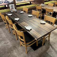 テーブルをつなげて最大30名様までご利用可能なお部屋もございますので、大人数でのご宴会にも最適です！