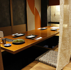 仲間同士の賑やかな飲み会や、大切な方々をおもてなしする会社宴会・会食などに大変重宝する空間です。6名様から8名様までご利用可能な掘り炬燵の半個室を完備しております。足をしっかりと伸ばして寛げる快適なお席となっており、周囲を気にすることなく美味しい本格焼き鳥を心ゆくまで堪能いただけます♪