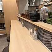 店内は落ち着いた和の雰囲気が漂う、ゆったりと寛げる大人の空間となっております。木の温もりを感じる居心地の良い店内で、市場より直接仕入れた鮮度抜群の海鮮料理やこだわりの日本酒を心ゆくまでお楽しみください。お仕事帰りのサク飲みや各種ご宴会にも最適です!
