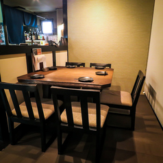 【接待や会食、各種宴会◎】最大5名様まで★2名様からご利用いただけるテーブルをご用意しております。パーテーションで区切っておりますので半個室としてご利用いただけます。