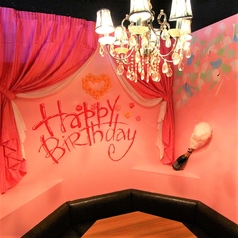シャンデリアがかわいい誕生日専用の個室。