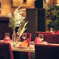 【テーブル席】…2名様から最大で20名様位まで、ご人数に合わせてご利用いただけます。ご友人とのお食事やデート、女子会、誕生日会などシーンに合わせてご利用いただけます。