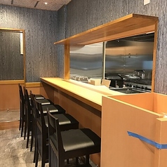 【1階席】カウンター(禁煙席) お1人様から気軽にご利用いただける、カウンター席もご用意。料理やお酒をじっくりと楽しみたいお客様に◎