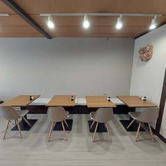 ご家族やご友人とのカジュアルな食事シーンに最適なテーブル席です。お客様の人数に合わせてテーブルを移動して対応が可能です。明るく清潔感のある店内で、美味しいおむすびや一品料理を囲みながら、周りを気にせず楽しい時間をお過ごしください。様々なシーンでご利用いただける柔軟な空間です。