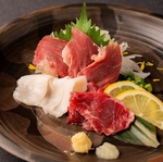 【馬刺し2種盛り】厳選された馬刺し盛り合わせ！霜降り、赤身、を使用した贅沢な１品♪