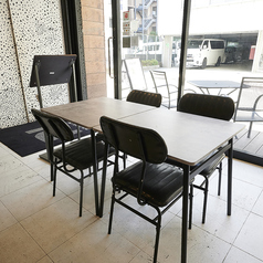 店内は2名様テーブルを9卓ご用意しております。テーブルを移動して4名様・6名様~卓にも可能です。