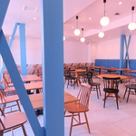 パステルカラーの店内は広くて開放的