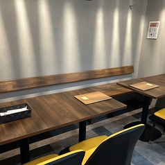 4名様用のテーブルが2つございます。