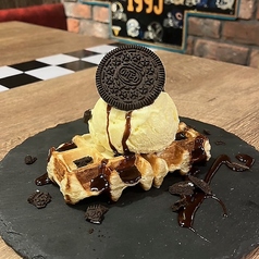 焼きたてクロッフル バニラアイス&チョコソース&オレオ