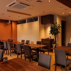 当店は20名様以上から貸切対応が可能となっております。最大で33名様まで収容可能な空間となっておりますので、大人数でのご宴会や特別な集まりなど、様々なシーンで安心してご利用いただけます。広々とした落ち着いた雰囲気の店内で、大切なご友人の皆様と素敵な特別なひとときをゆっくりとお過ごしください。