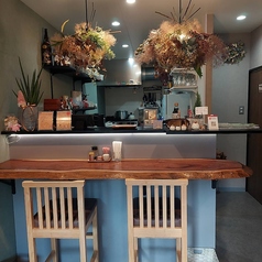 お一人様や少人数でのご利用に最適なカウンター席をご用意しております。お仕事帰りやお買い物の合間など、ふらっと立ち寄って、当店自慢の出来立てのおむすびを気軽に堪能したい時にぴったりです。和やかな雰囲気の中で、ゆったりとしたひとときをお過ごしください。