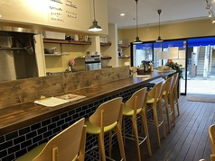 お一人でも気軽に立ち寄れるカウンター席は、サッと食事を済ませたい時や、店員との会話を楽しみたい時におすすめです。テーブル席は、大切な人とのランチや、グループでのご利用に◎店内全体を貸し切ることも可能ですので、お気軽にご相談ください。