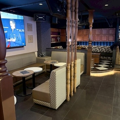 ゆったりとしたソファに身をゆだねて、自分たちだけの特別な時間を。大型モニターを正面に、スポーツ観戦やカラオケを周囲を気にせず思い切り楽しめます。ダーツの合間にリラックスして乾杯したり、仲間内でじっくり語り合ったりと、二次会や女子会、合コンをさらに盛り上げる贅沢な特等席です。