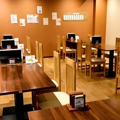 木目調のテーブルが並ぶ、落ち着いた雰囲気のお席です。少人数から大人数のグループでのご利用まで、様々なシーンに合わせてお使いいただけます。また、ゆったりとお座りいただける長椅子のソファ席もご用意しております。心地よい空間で、美味しいお料理とお好みのドリンクを心ゆくまでお楽しみくださいませ。