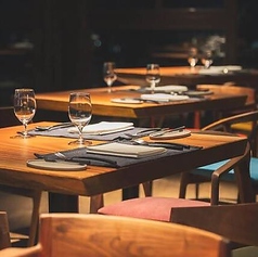 デートからご接待、各種宴会など幅広くご利用ください。ぬくもりのあるテーブル席でごゆっくりお過ごしください。