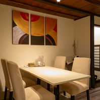 薬膳火鍋の麻辣・白湯をイメージした白と赤の空間