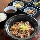 香ばしく焼き上げるサムギョプサルや旨味たっぷりのプルコギ、濃厚な参鶏湯や各種チゲなど、本場の味にこだわったメニューを豊富に取り揃えております。厳選した食材とこだわりの調味料を使用し、皆様の口に合う奥深い味わいに仕上げております。お酒のおつまみからガッツリご飯まで、様々なシーンでお楽しみいただけます。