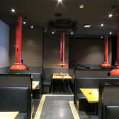 ゆったりとお寛ぎいただける全32席の広々とした店内です！レイアウトしやすいテーブル席を完備しており、普段の気軽なディナーからグループでのお食事、大人数でのご宴会まで幅広いシーンに対応いたします◎人数や目的に合わせたお席をご提案いたしますので、ぜひお気軽にご相談ください♪