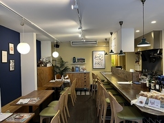 広々とした店内は、様々なシーンでご利用いただけます。ゆったりと寛げるテーブル席は、女子会やママ友とのランチにぴったり。お一人様でも気兼ねなく過ごせるカウンター席もございます。貸切も可能ですので、誕生日パーティーなどにも最適です。