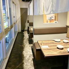 窓側のボックス席をご用意しております。お仕事帰りや女子会、デート、ご家族でのお食事など、さまざまなシーンでご利用いただけます。道頓堀川を一望できる素晴らしい景色もお楽しみいただけます。大変人気のお席です。
