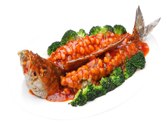 魚の姿揚げ甘酢ソースかけ