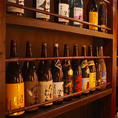 壁にずらりと並んだ日本酒の数々。おすすめはスタッフまでお気軽にどうぞ。拘りのお鍋や自慢の創作料理にぴったり！