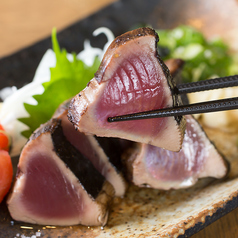 日戻り鰹の藁焼き厚切り塩タタキ＜2人前＞Straw-grilled bonito seared in salt