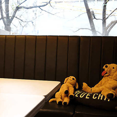 広々とした店内に、ゆったり落ち着けるソファ席♪寛ぎながら会話も楽しめるので、デートにもおすすめのお席です。