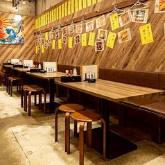 テーブル席を多数ご用意。駅チカのアクセス◎なロケーションなのでお仕事帰りや終電間際や朝まで愉しみたい方にも最適です♪