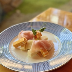 生ハムとチーズの盛り合わせ