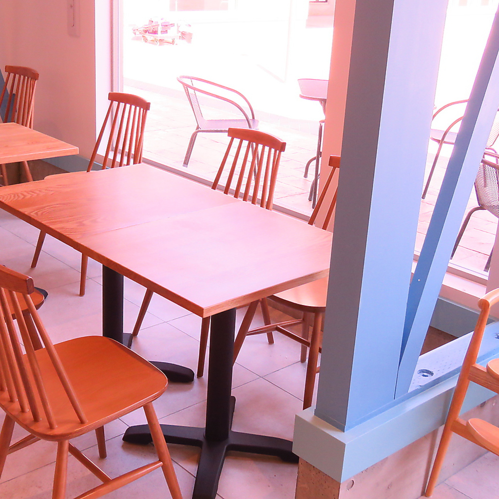 木のぬくもりを感じるテーブル席