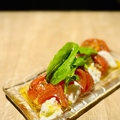 料理メニュー写真 自家製セミドライトマトと水牛モッツァレラチーズ