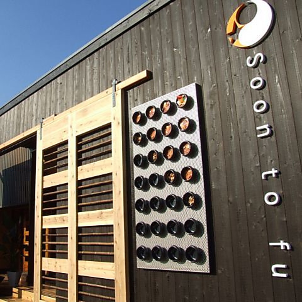 種類豊富なスンドゥブをお試しあれ！辛いものが苦手な方でも安心な辛くないものもご用意◎