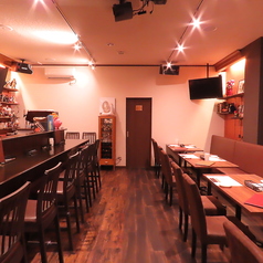 居心地の良い店内は、最大24名様までの貸切を承っております。会社の宴会や結婚式二次会など、大人数でのお集まりの際はぜひ当店をご利用ください！ご予約をお待ちしております。