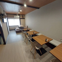 6名様よりコースをご利用の場合のみ、店舗の貸切でのご利用が可能です。ご予約は前日までにお願いいたします。周りを気にせず、気の合う仲間とわいわい楽しめるプライベートな空間は、宴会や小規模な集まりに最適です。当店の美味しい料理とお酒を囲んで、思い出に残る特別な時間をお過ごしください。