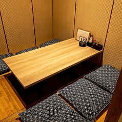 掘りごたつ席を完備！足を延ばして寛げるので宴会に最適◎美味しい料理とお酒をじっくり楽しみたい方にぴったり。自慢の鮮魚や多数取り揃えた肴をお好みのお酒と共に堪能いただけます。落ち着いた雰囲気の中で、自分だけの贅沢な時間をお過ごしください！