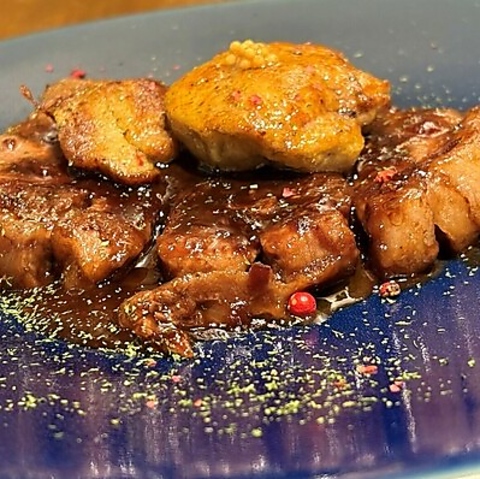 音と香りが食欲をそそるライブ感！こだわりの創作料理で会話も弾む特別な夜を◎