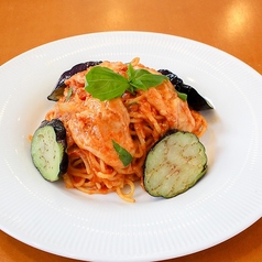 茄子とモッツァレラとバジルのトマトソースパスタ