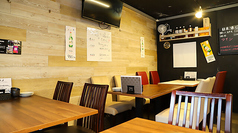 当店では、4名用テーブル席を4卓完備しており、ご家族や仕事の仲間との食事、女子会やママ友会に最適です。温かみのある木目調のデザインが心地よい雰囲気を醸し出し、リラックスした会話を楽しむことができます。美味しい料理を囲みながら、特別なひとときをお過ごしいただける空間をご用意しております。