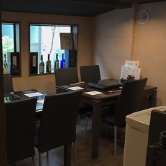 4名様までご利用可能な半個室をご用意しております。接待やプライベートシーンを彩る際にご利用ください。