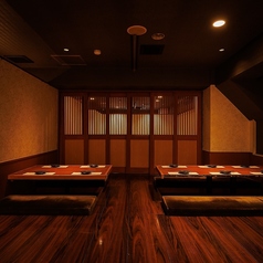 足をのばしてゆったり寛げる掘りごたつ個室！デートや記念日のほか、女子会、合コン、誕生日にもおすすめ！広々とした空間は様々なシーンに対応できる使い勝手の良さも自慢です！