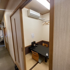 2名様までご利用可能な個室の座敷席となっております。プライベート感たっぷりの空間でお食事を楽しむことができるので、デートや友人との語らいにも最適です◎落ち着いた雰囲気の中、周囲を気にせずゆったりと寛ぎながら料理やお酒をご堪能いただけます。特別なひとときをお過ごしいくださいませ。