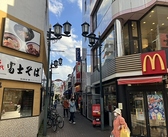 ３：富士そばとマクドナルドの間の道を直進