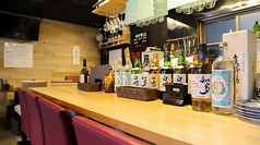 店内のカウンター席は5席完備しており、お仕事帰りのサク飲みやデート、ご夫婦でのお食事に最適です。目の前には豊富なドリンクが並び、居心地の良い雰囲気の中でリラックスした時間をお過ごしいただけます。二人の距離が近く、親密な会話を愉しみながら、心温まるお食事をお楽しみください。