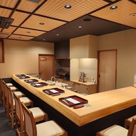 高級感あふれるカウンター席で大人なデートに！