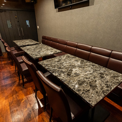 【テーブル席】静かに照らす店内は、まるで隠れ家のような落ち着いた雰囲気。デートや記念日、ゆったり語りたい女子会や少人数飲み会にぴったり。まわりを気にせず、お酒と食事をゆっくり味わえます。居心地の良さと特別感を大切にした空間で、贅沢な時間を楽しめる。